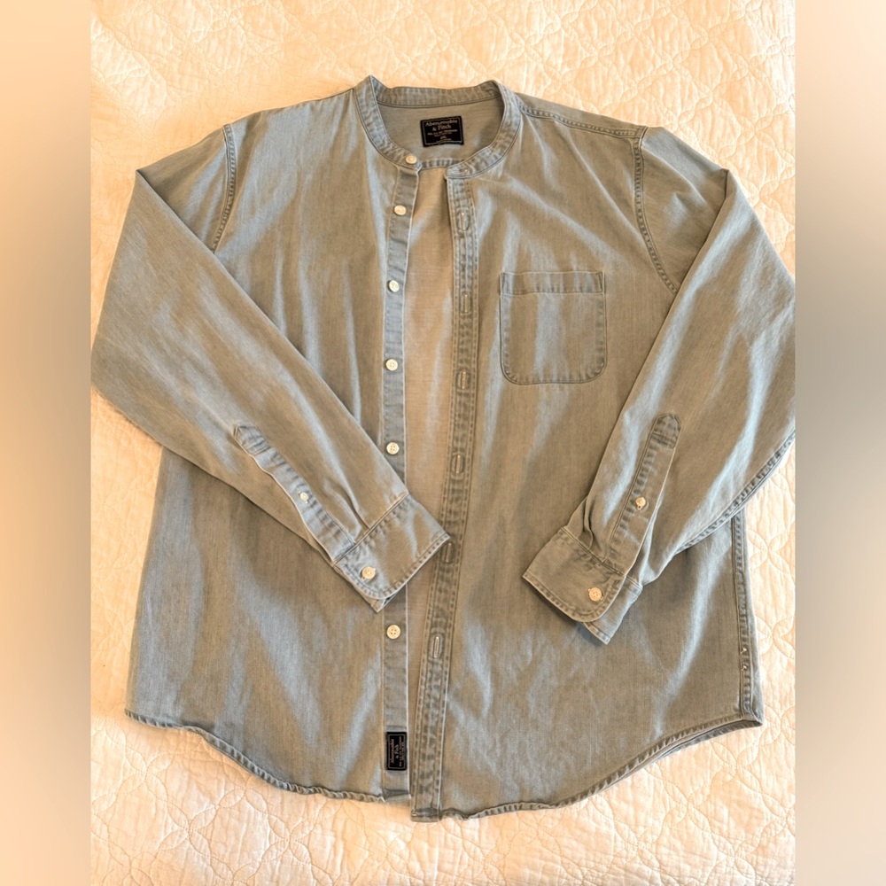Abercrombie and Fitch men’s denim button up shirt in size xxl.
